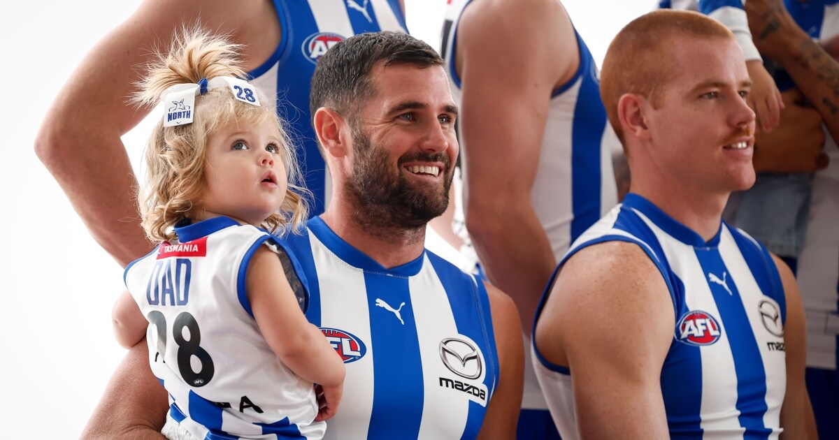 afl-2025-media-north-melbourne-team-photo-day